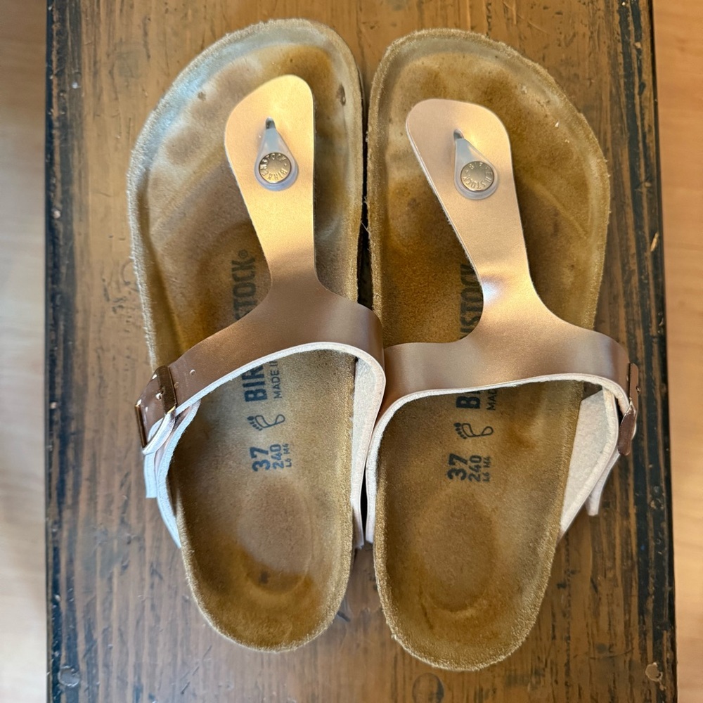 VGUC Rose Gold Gizeh Birkenstock Sandals
